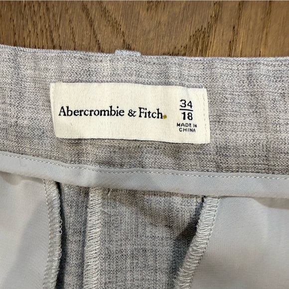 Abercrombie & Fitch Sloane Mid-Rise Tailored Shorts in Gray Linen-Blend - Picture 4 of 6